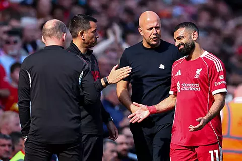هل تسبب محمد صلاح في رحيل سلوت عن ليفربول؟